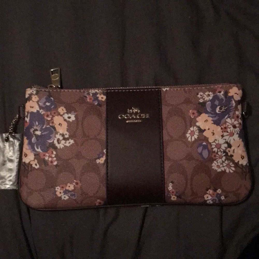 Coach Purse, turns: Clutch, Wristlet, crossbody - Picture 2 of 7